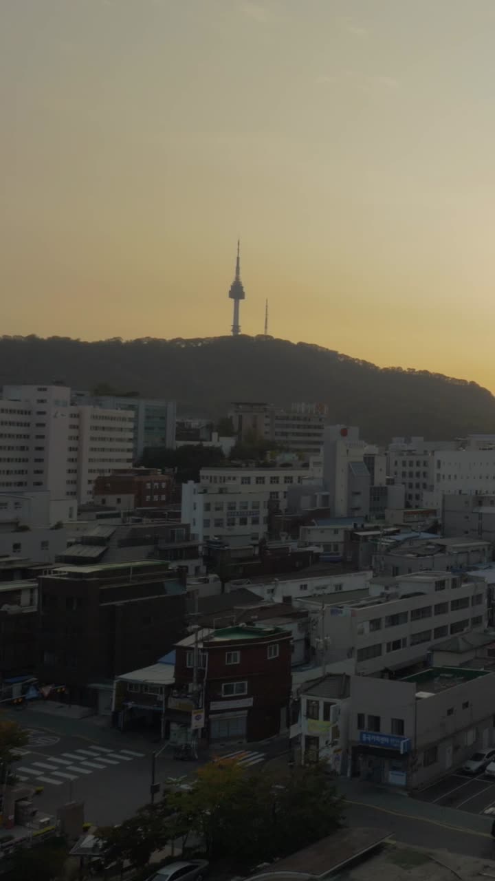 Vista dall'alto del panorama urbano di Seoul con la N Seoul Tower all'ora d'oro