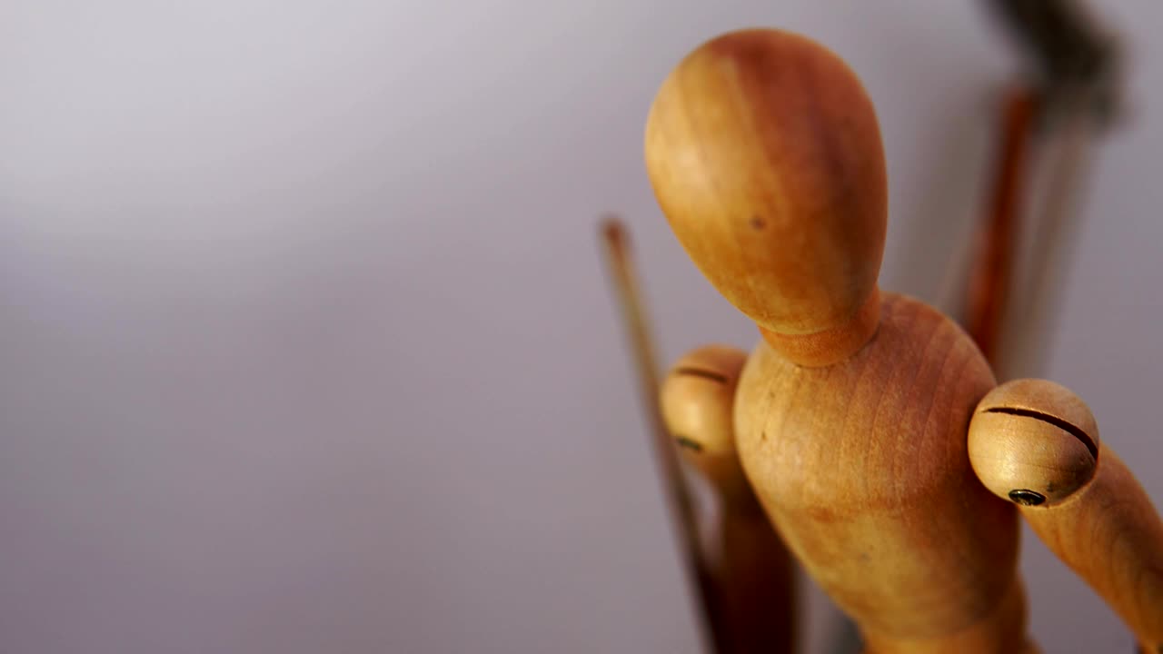 una muñeca de madera con bisagras. video en primer plano.