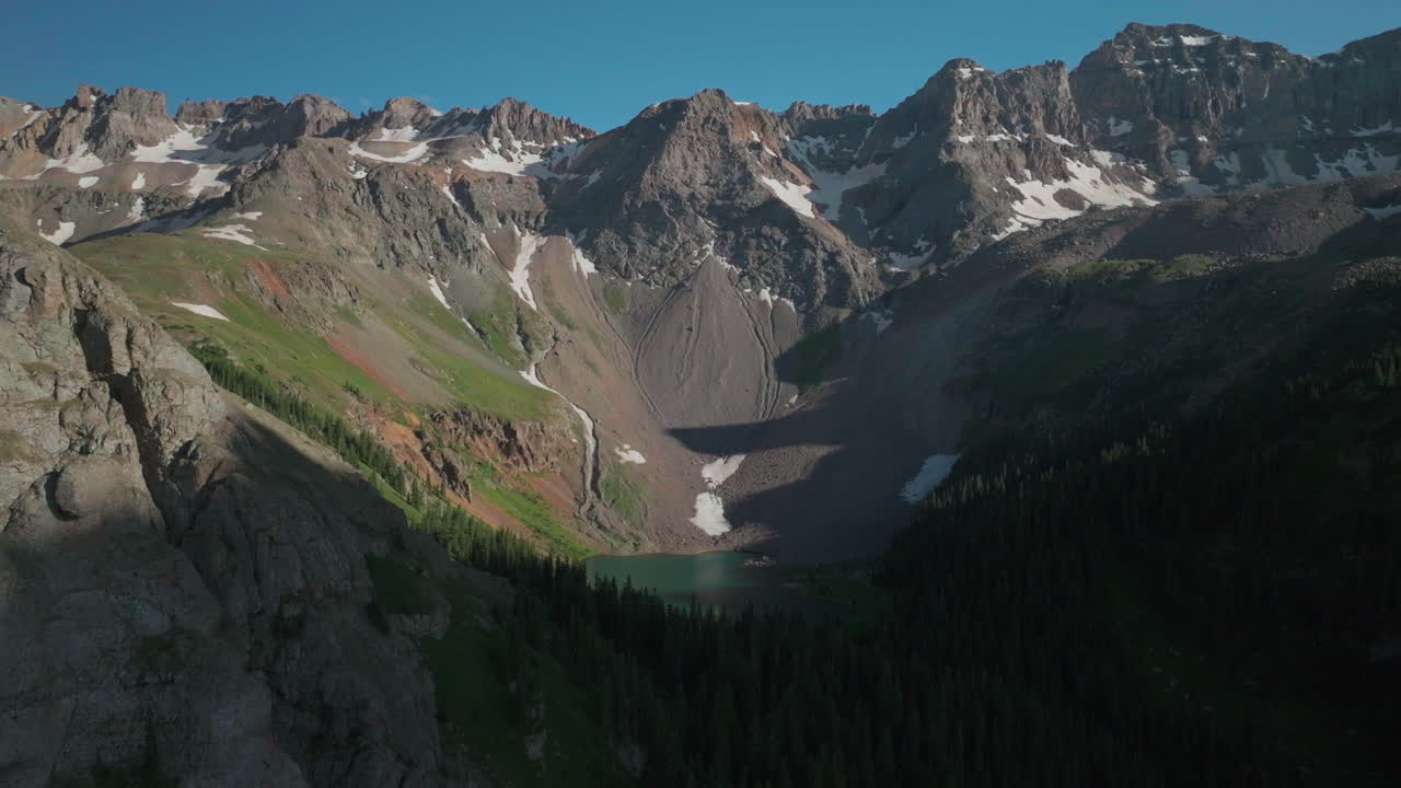 Colorado Blue Lakes, Area Selvatica del Monte Sniffels, ripresa aerea da drone cinematografica panoramica estiva, Montagne Rocciose San Juan, Catena Ridgway Dallas, 14er, Million Dollar Highway, cime con neve disgelo, movimento in avanti e verso l'alto