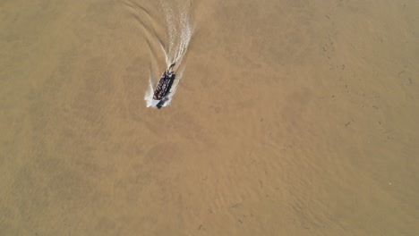 Toma-Aérea-De-Una-Lancha-Rápida-Que-Transportaba-A-Turistas-Que-Viajaban-A-Lo-Largo-Del-Río-Kinabatangan-En-Sabah,-Malasia