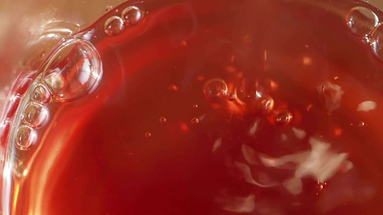 유리 용기 안의 은 액체의 클로즈업