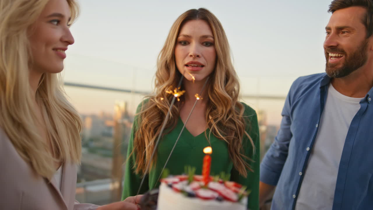 друзья сюрприз день рождения девушка приносит торт на вечеринке на открытом воздухе близко.