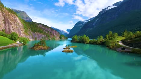 el lago lovatnet es una naturaleza hermosa de noruega.