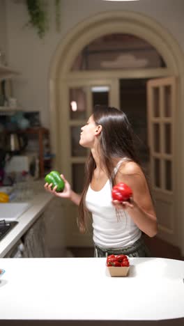 mujer preparando verduras en una cocina