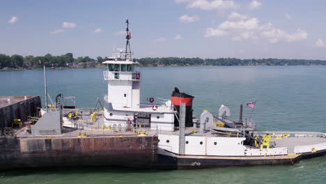 Barco-De-Grava-Que-Viaja-Por-El-Lago-Erie-Con-árboles-Verdes-En-El-Paseo-Marítimo-De-Ontario,-Canadá