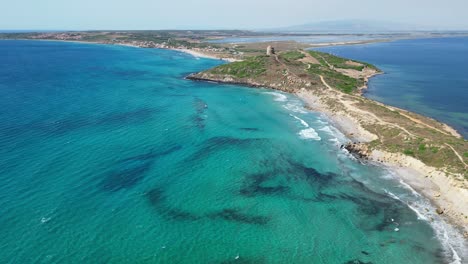 larga playa blanca de capo san marco en san giovanni di sinis, cerdeña, italia - antena 4k
