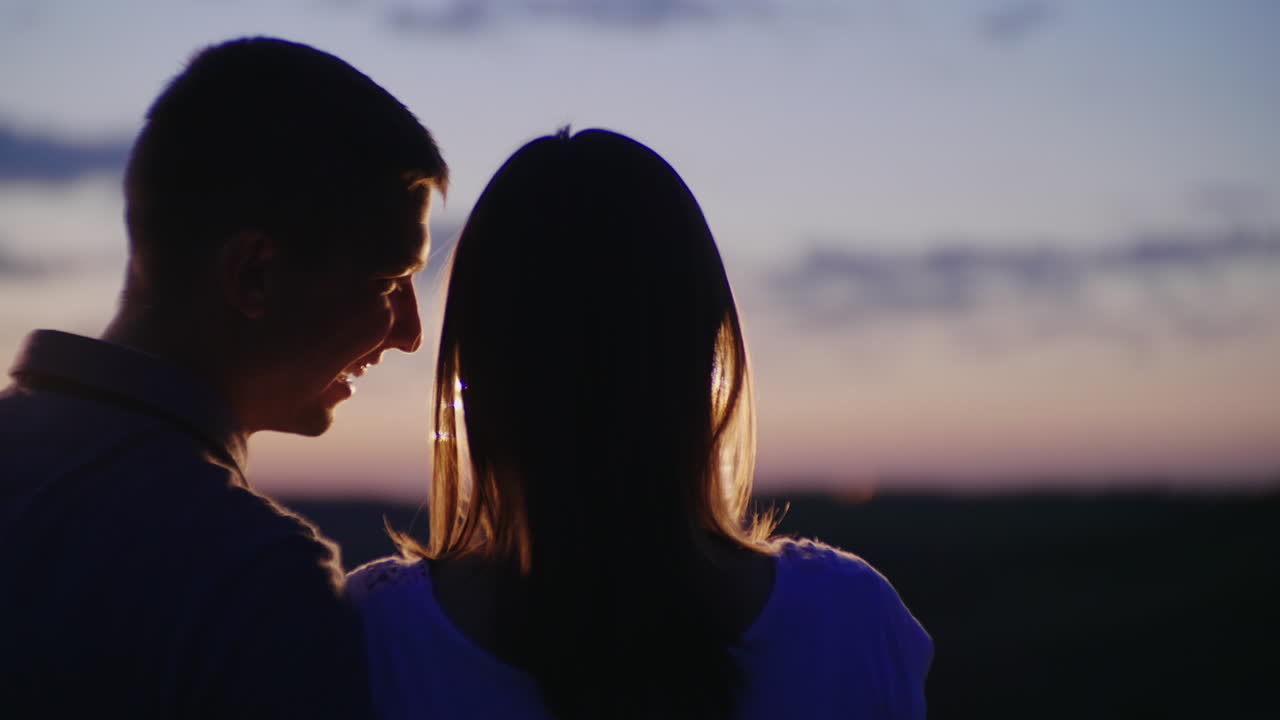 불꽃놀이를 즐기는 젊은 부부는 앞을 내다보며 불꽃놀이가 불타고 있다