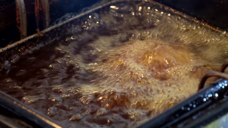 cerca de pollo cocido hervido en aceite de cocina caliente