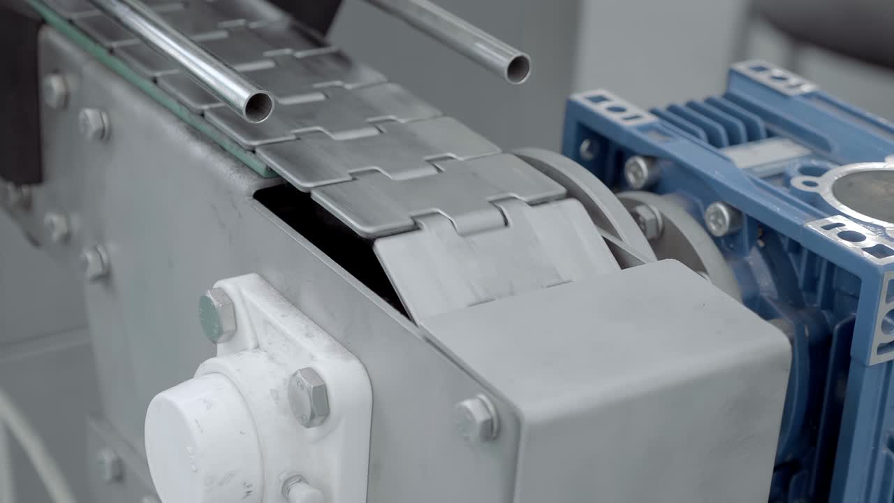 산업 제조에서 - 금속 라멜라 컨베이어 벨트가 움직입니다.