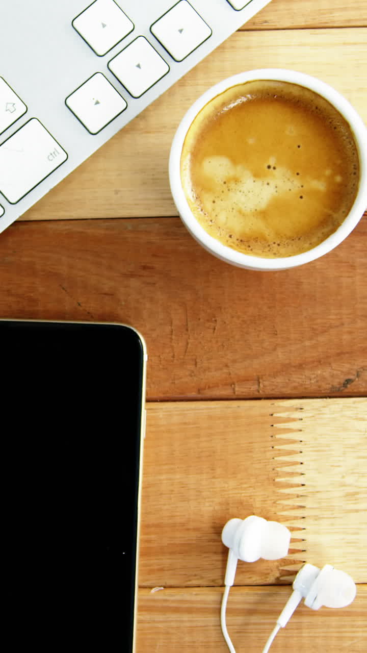 Tastiera con telefono cellulare e tazza di caffè