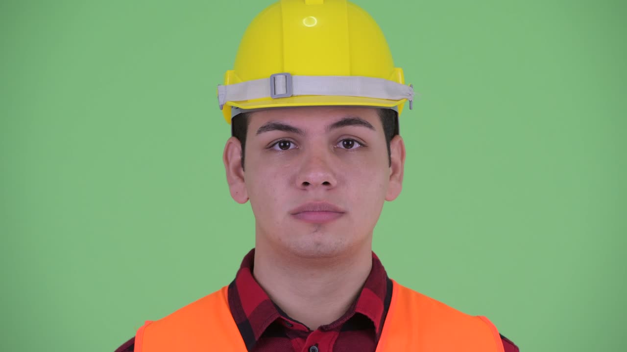 젊은 잘생긴 다민족 남성 건설 노동자