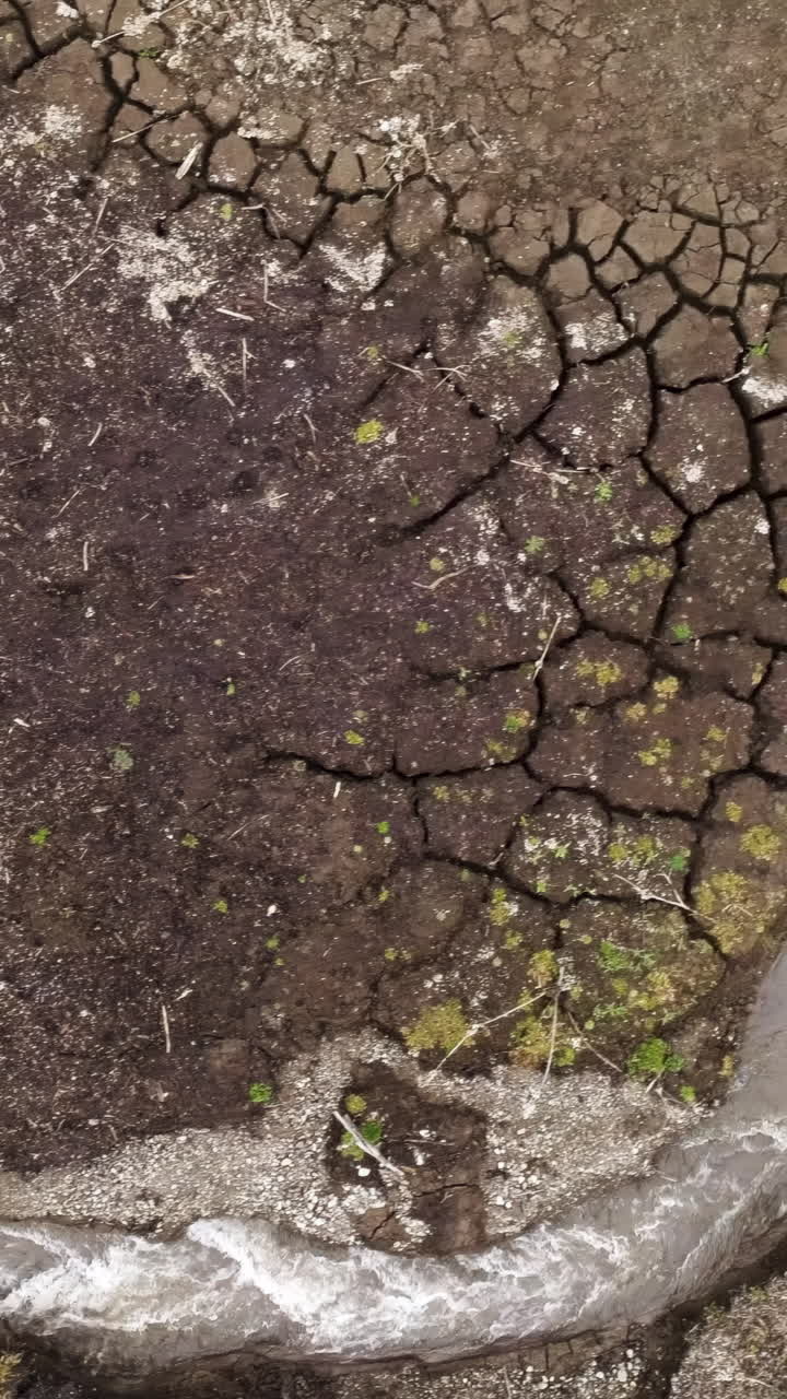 lecho de río seco y tierra agrietada