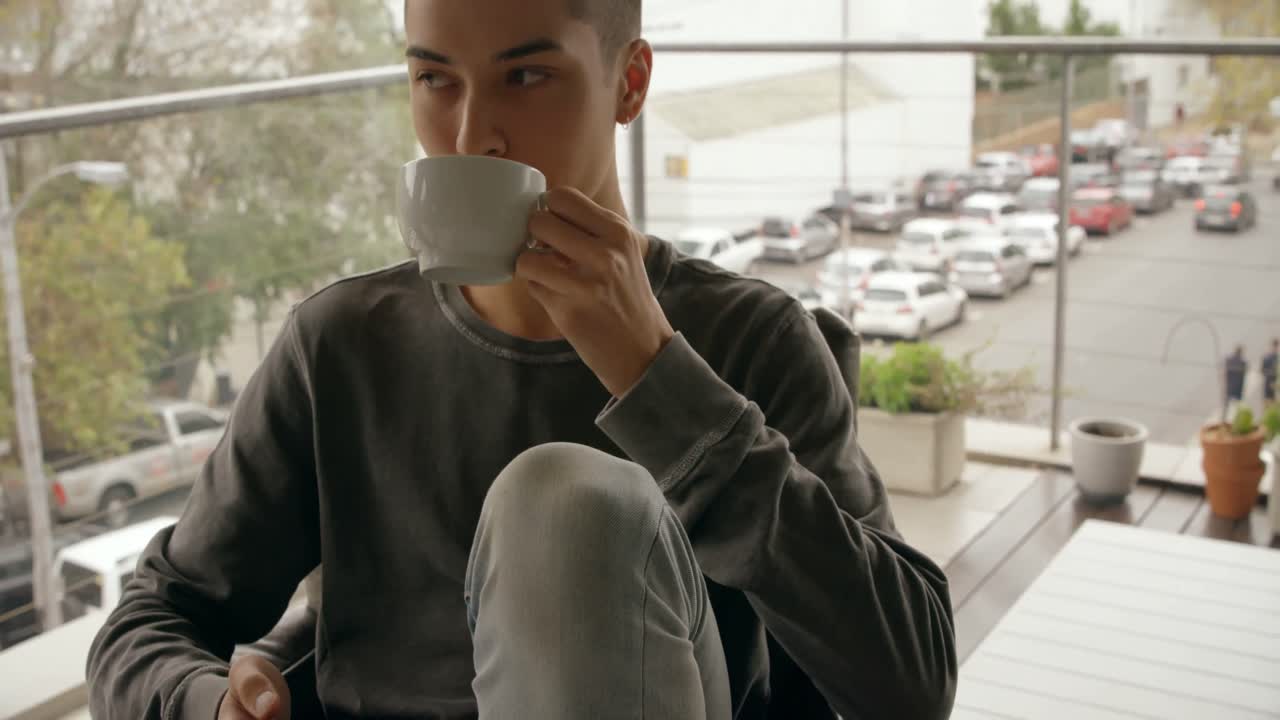 hombre usando teléfono móvil mientras toma café en casa 4k