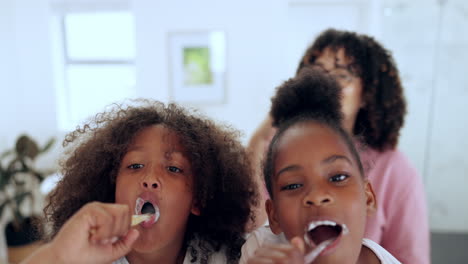 madre, los niños y el cepillado de dientes para la odontología