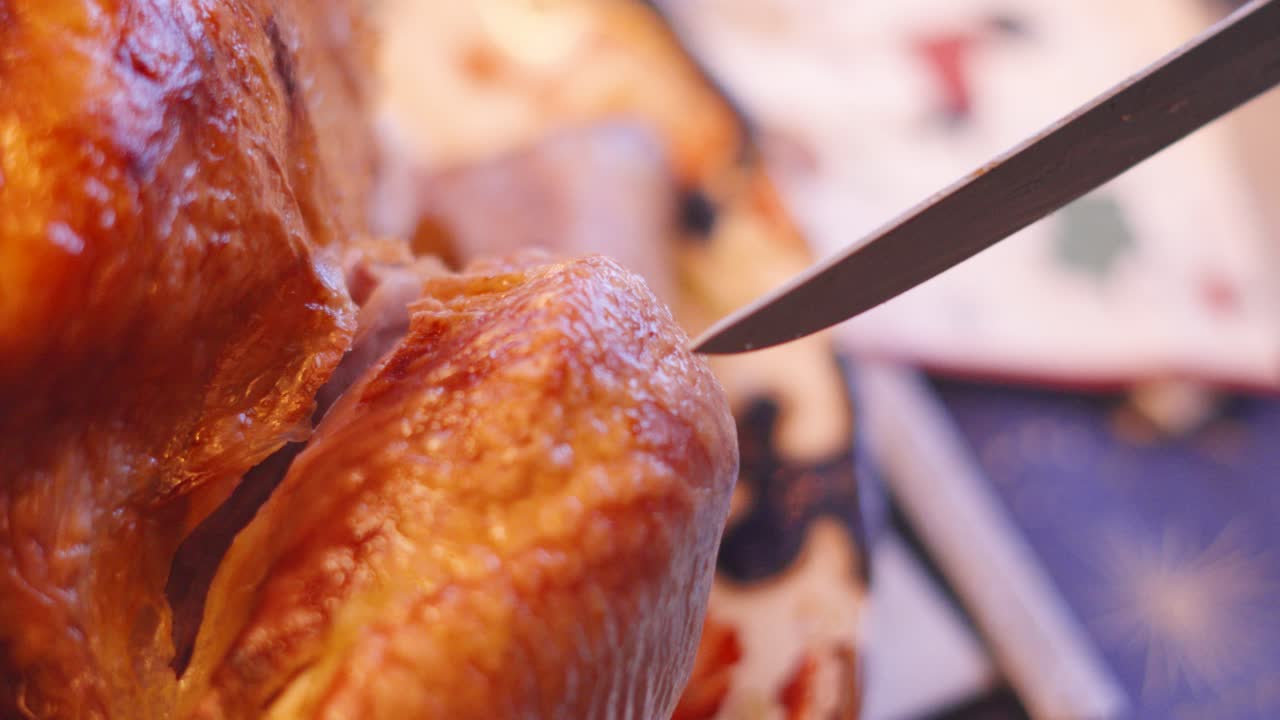 전통적인 칠면조 다리가 저녁 식탁에서 새겨져 있으며, 오븐에서 구워진 후 은 맛있는 질이 있습니다. xmas 또는 추수감사절 식사 4k를 위해 접시하고 제공 할 준비가되어 있습니다.