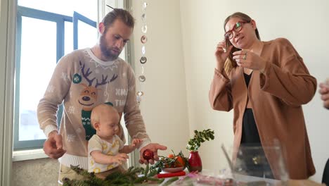 decoración de navidad en familia