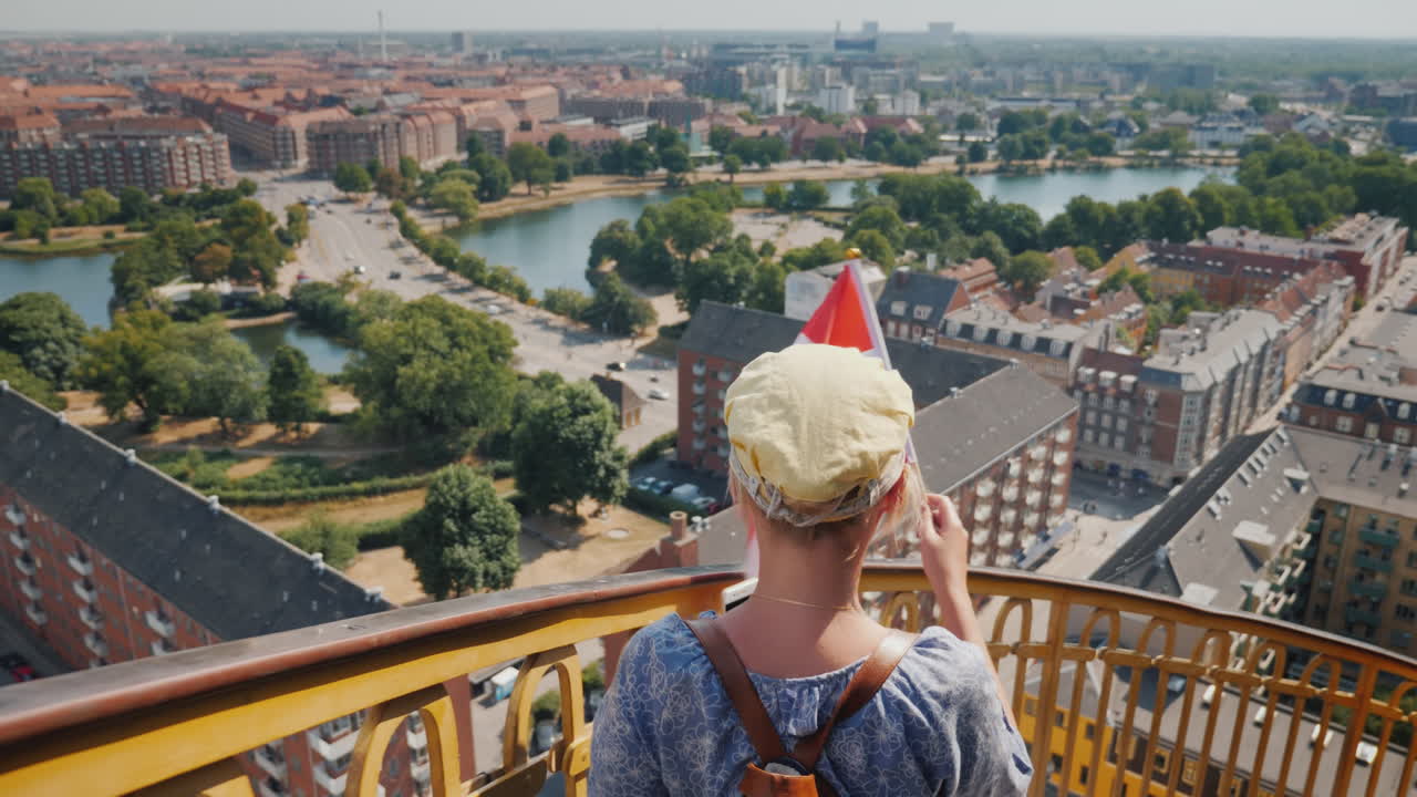 한 여성이 c의 배경에 대해 고대 나선형 계단을 통해 탑에서 내려옵니다.