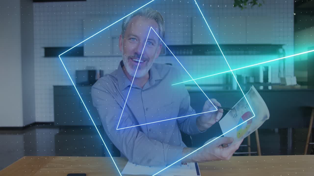 animación del procesamiento de datos sobre empresario caucásico que trabaja en la oficina