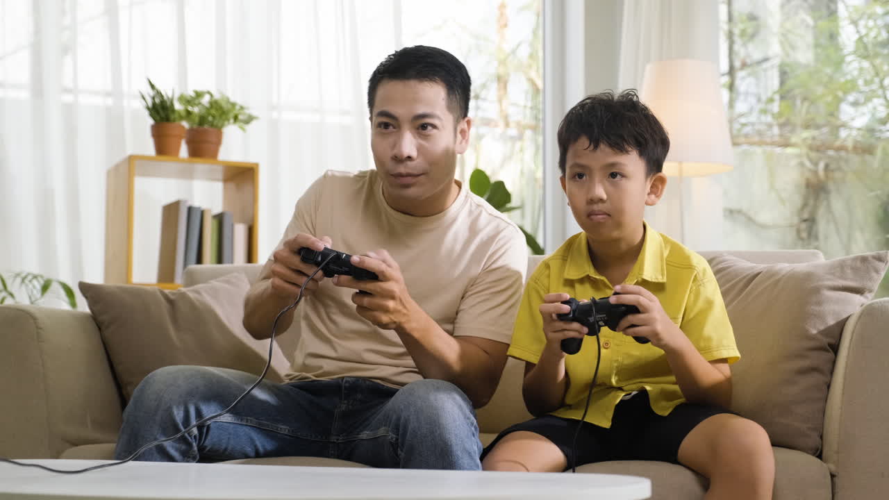 거실 에 있는 아시아인 남자 와 소년