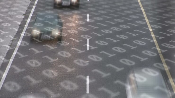 Composizione digitale di elaborazione dati con codifica binaria su sfondo di traffico cittadino.