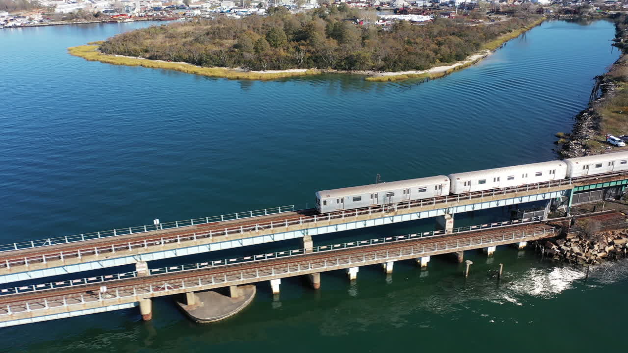 퀸즈, 뉴욕의 풀이 무성한 만 상공에서 공중 촬영