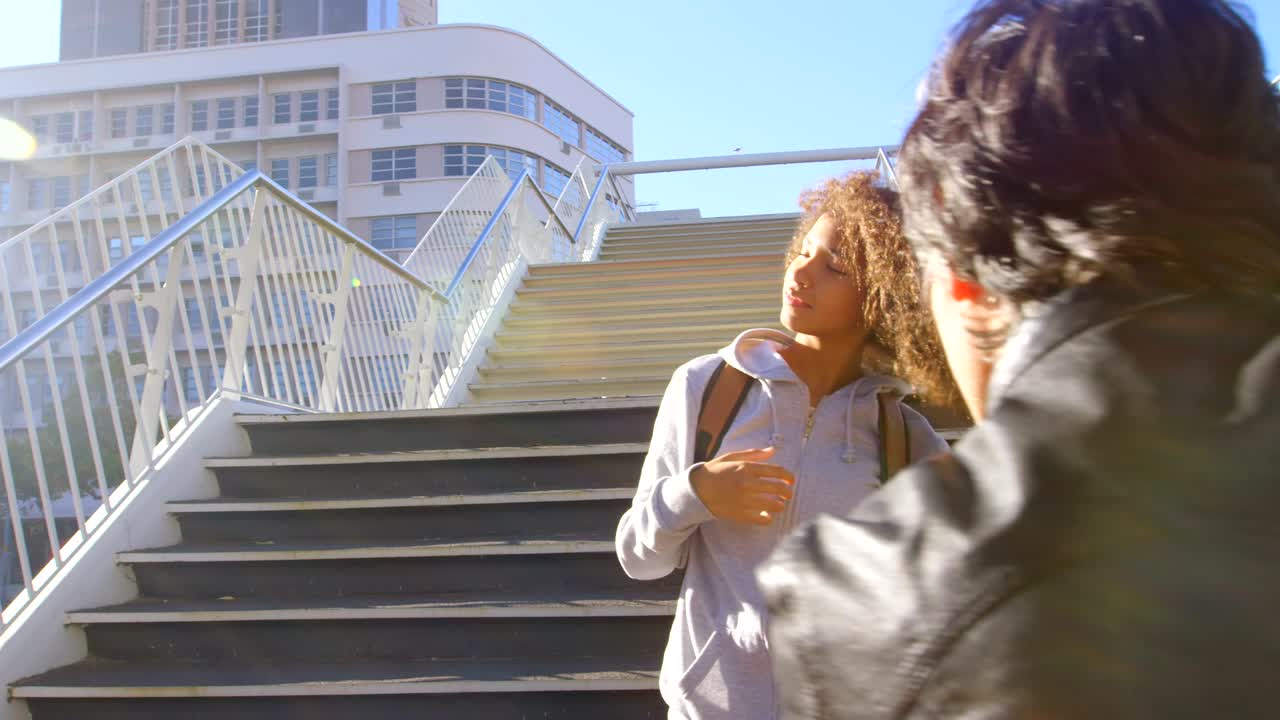 modelo femenino posando para una sesión de fotos en la calle de la ciudad 4k