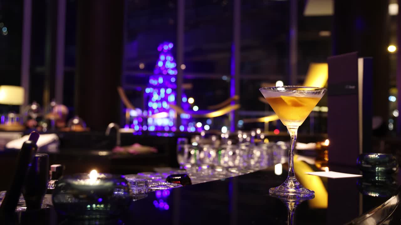 두 손이 아름답게 꾸며진 술집에서 걱거리는 유리잔