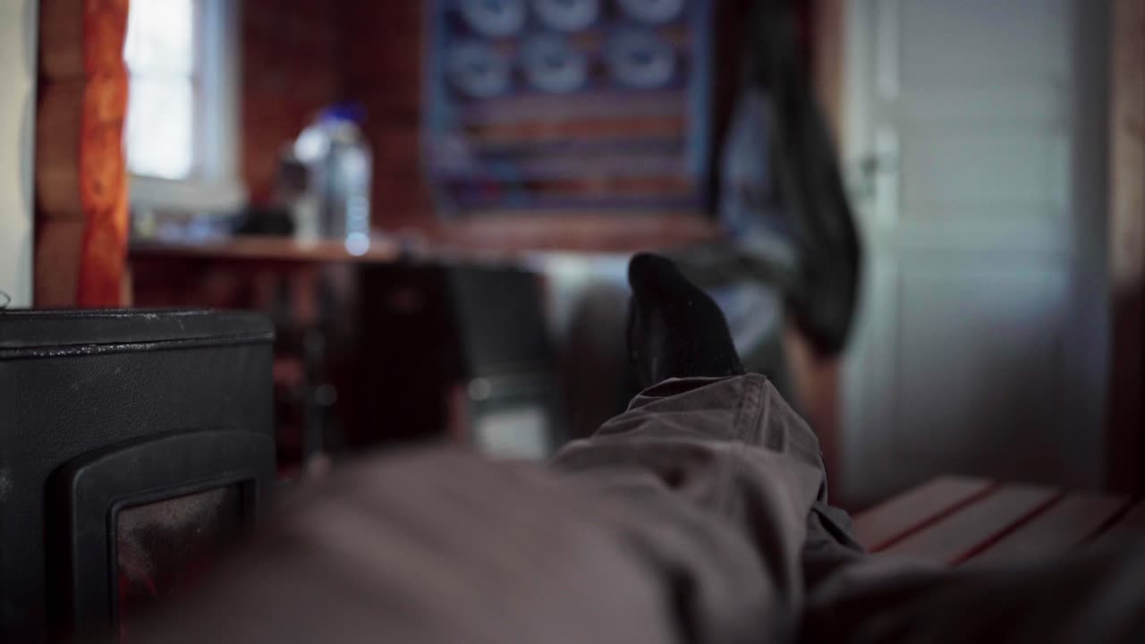 노르웨이 트론델라그 카운티의 베사커 (bessaker, trondelag county) 에서 겨울철에 히터로 가열된 방에서 휴식을 취하고 있는 남자 - 초점을 맞추지 않은