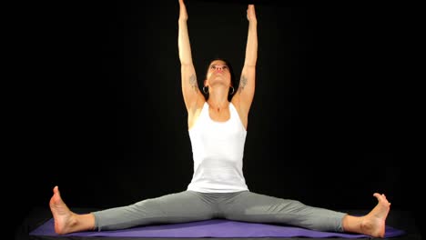 mujer joven haciendo yoga 03