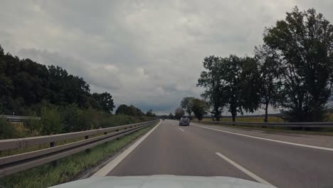conducir con un coche por la autopista en alemania cambiando del carril rápido al derecho, después de adelantar a otro coche en tiempo real