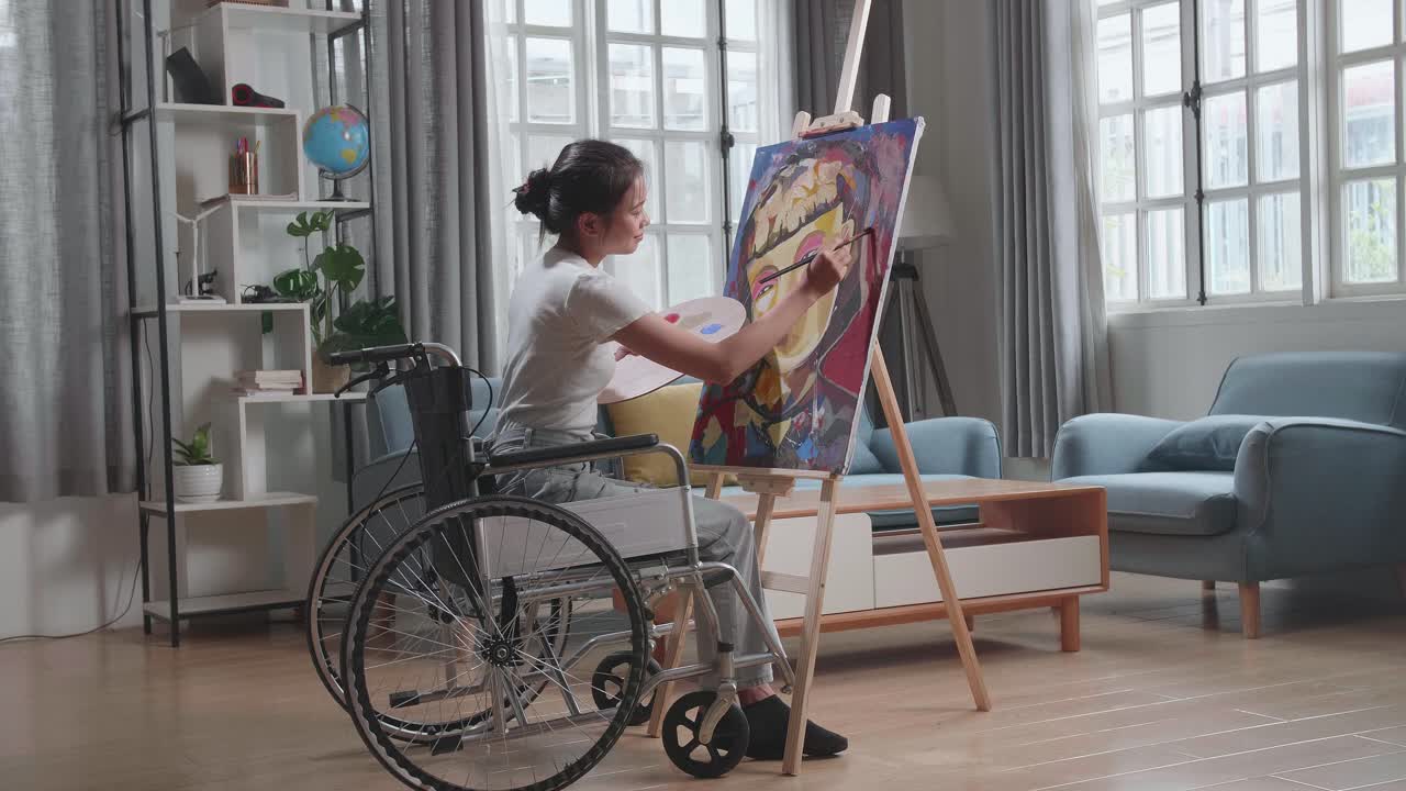 artista discapacitado pintando un retrato en casa