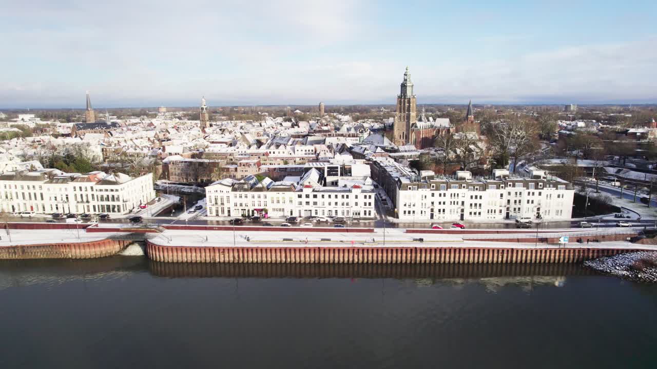 Hansebyen Zutphen i Holland dækket af sne, der afslører den historiske middelalderlige gadeplan