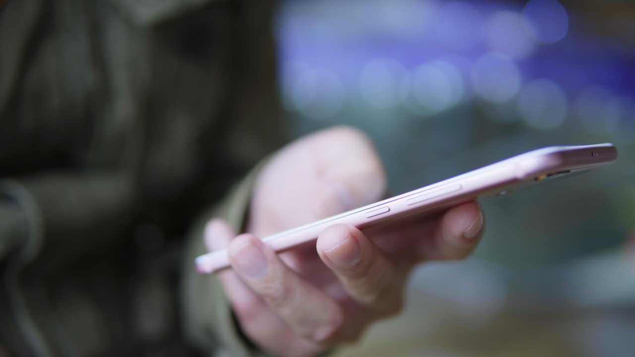 hombre usando teléfono inteligente en la estación de metro