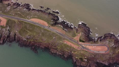 Vista-De-Dron-De-4k-30fps-De-La-Conducción-De-Automóviles-En-La-Carretera-Costera-En-Uruguay