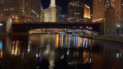 Horizonte-De-La-Ciudad-Del-Centro-De-Chicago-En-La-Orilla-Del-Río-Por-La-Noche-60fps-4k