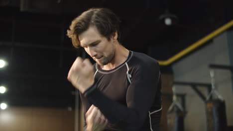 Hombre-De-Deporte-Activo-Preparándose-Para-La-Pelea-En-El-Gimnasio.-Boxeador-Calentando-En-El-Gimnasio