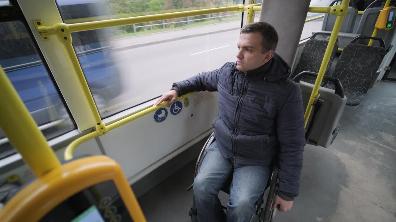 身体障害のある人 - 公共交通機関内でアクセシブルなランプ