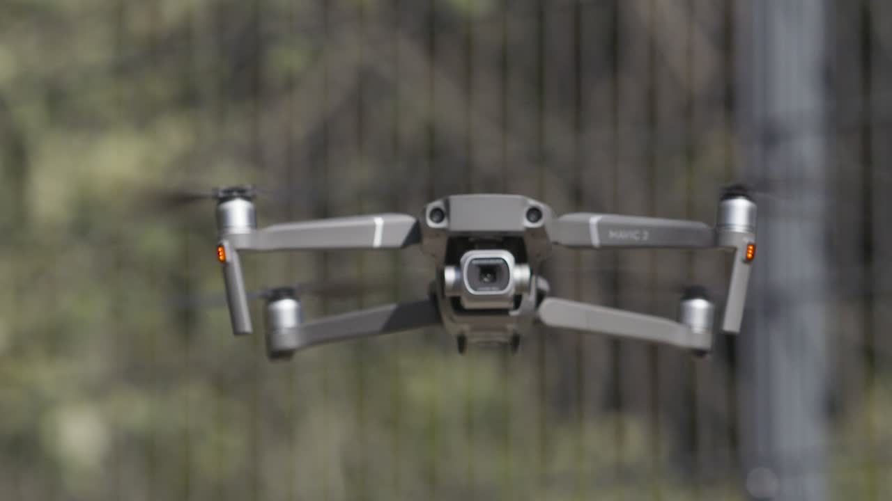 dji mavic 2 드론이 비행 중입니다.