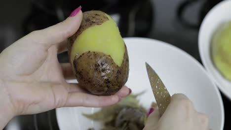 Ama-De-Casa-Pelando-Patatas-En-La-Cocina.