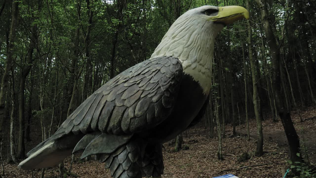 una estatua gigante de un águila en el parque kazubski gigantow en polonia - ancho