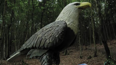 Eine-Riesige-Statue-Eines-Adlers-Im-Kazubski-Park-Gigantow-In-Polen---Breit