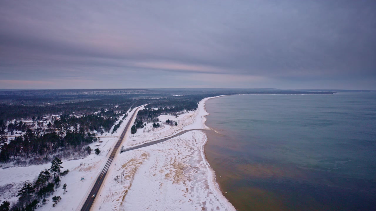 Riprese con drone che volano sopra la remota US Highway 2 nel Michigan settentrionale.