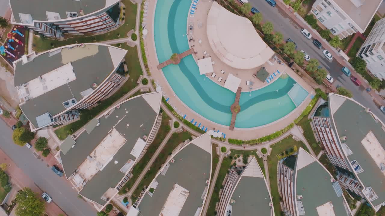 수영장 을 갖춘 현대적 인 아파트 단지 의 공중 사진