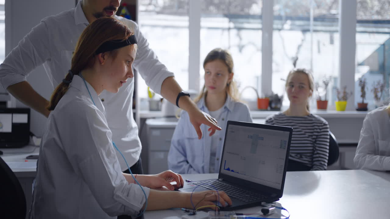 студенты в классе работают над научным проектом