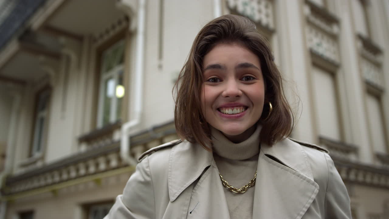 행복한 여자가 야외에서 카메라를 찾고 있습니다.