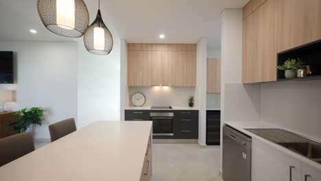 interior de cocina moderno con un diseño elegante y minimalista, con electrodomésticos de acero inoxidable y encimeras limpias