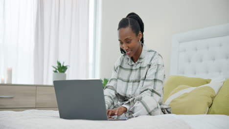 Sonrisa,-Cama-Y-Una-Mujer-Negra-Con-Una-Computadora-Portátil