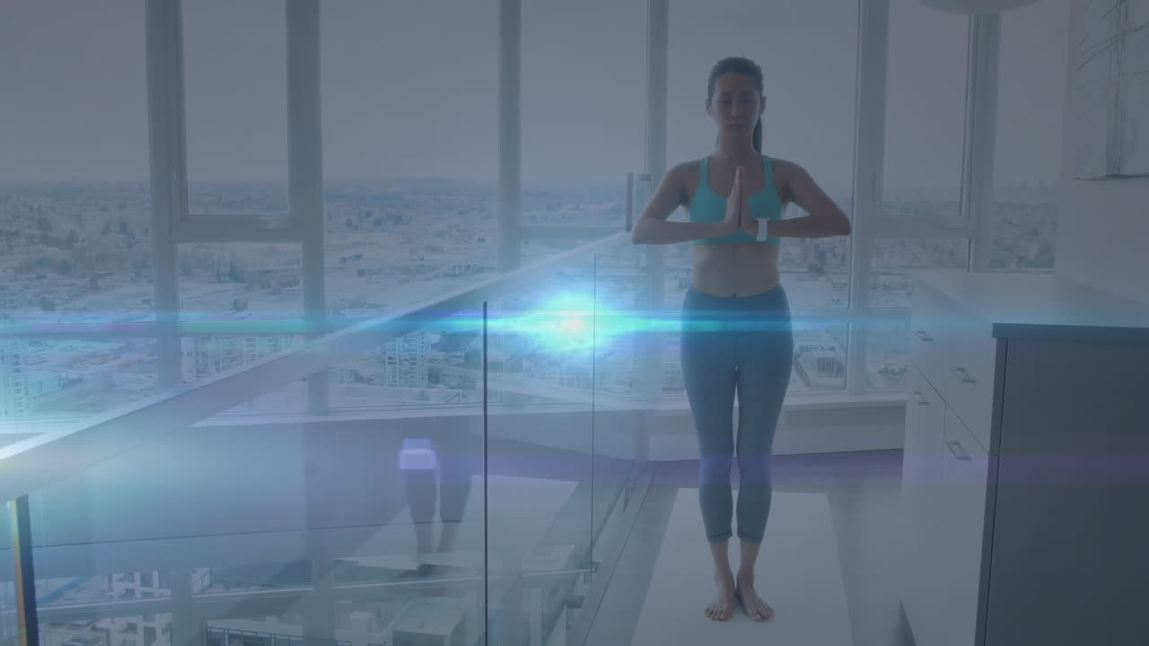 animación de puntos de luz azul que se mueven sobre una mujer asiática en forma practicando yoga en casa