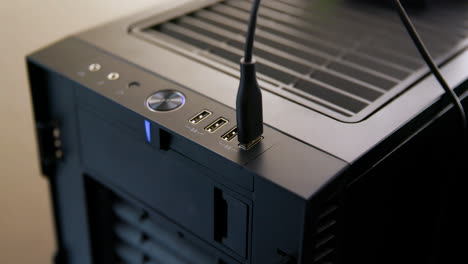 el hombre lucha por conectar el cable al usb 3
