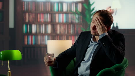 viejo caballero de la élite del dinero bebiendo whisky fuerte debido al estrés